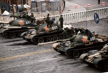 Al final del movimiento pro-democracia en China un grupo de tanques del ejército chino bloquearon un paso a desnivel en la avenida Changan que conduce a la plaza de Tiananmen, donde el Gobierno comunista llevó a cabo su última brutal represión contra los manifestantes durante la noche, en junio de 1989 en Pekín (China).