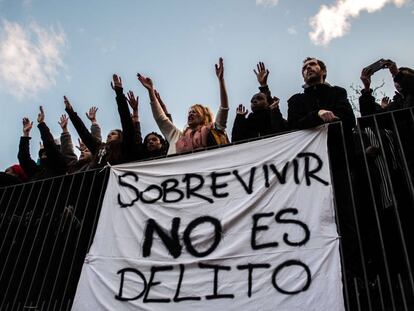 Personas protestando en apoyo de Mmame Mbage (vendedor senegalés fallecido mientras lo arrestaban).