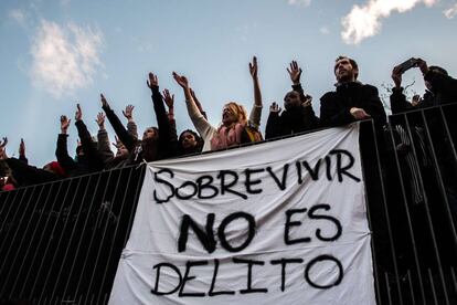 Personas protestando en apoyo de Mmame Mbage (vendedor senegalés fallecido mientras lo arrestaban).