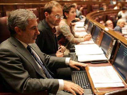 En primer plano, los diputados del Grupo Izquierda Verde Gaspar Llamazares y Joan Herrera.