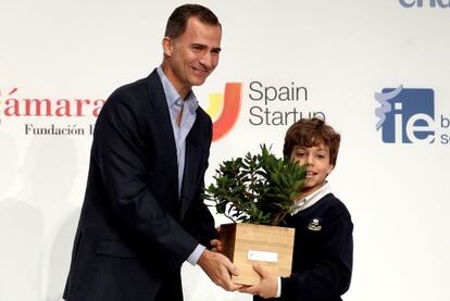 El Rey, antes de clausurar el foro South Summit, entrega un premio a Nicol&aacute;s Mora.