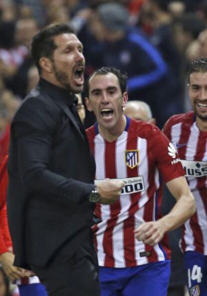 Godín y Simeone celebran el gol de Griezmann.