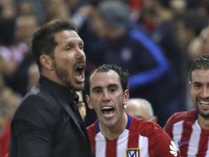 Godín y Simeone celebran el gol de Griezmann.