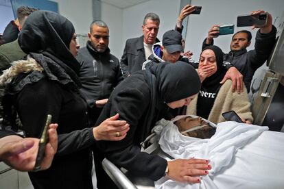 Familiares lloran en una morgue de la ciudad palestina de Ramallah, en la Cisjordania ocupada, por el cuerpo de Nehad Bargouthi, un palestino de 19 años que fue tiroteado por fuego israelí durante un enfrentamiento entre manifestantes y tropas israelíes en Nabi Saleh, al noroeste de Ramallah.