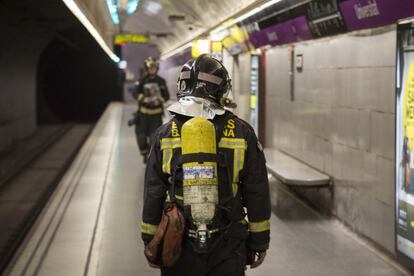 Bomberos dentro de la estación de metro de Universitat.