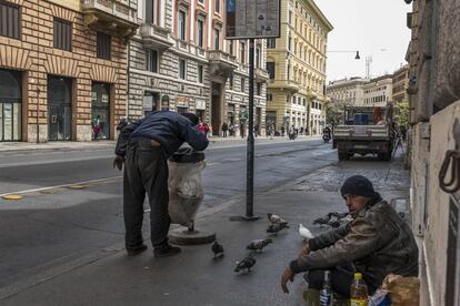 Dos vagabundos en el centro histórico de Roma.