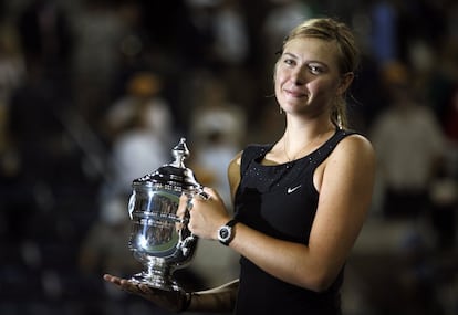Sharapova posa con el trofeo de campeona del US Open, en 2006. En la final venció por un doble 6-4 a la belga Justine Henin.