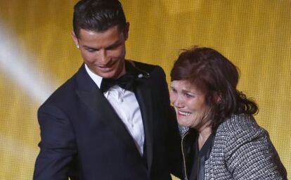 Cristiano Ronaldo y su madre María Dolores Aveiro.