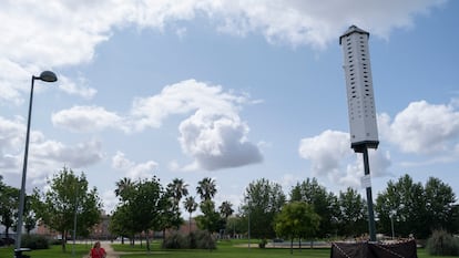 La Torre de la Biodiversidad instalada en Coria del Río para eliminar los mosquitos y reducir las fumigaciones.