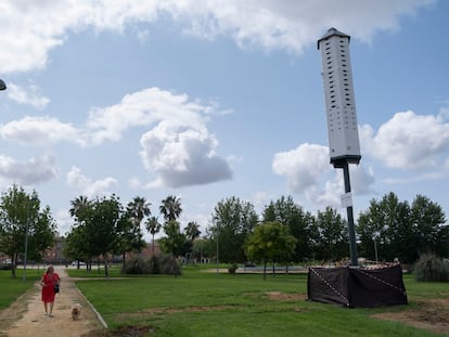 La Torre de la Biodiversidad instalada en Coria del Río para eliminar los mosquitos y reducir las fumigaciones.
