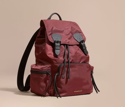 Mochila para hombre, impermeable con tirantes, en tejido acolchado inspirada en el del trench de Burberry. 995 euros.