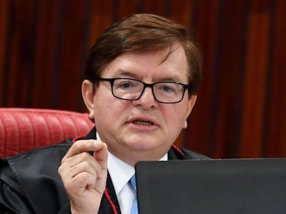 O relator Herman Benjamin durante sessão no TSE.