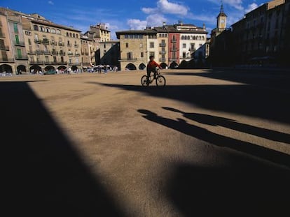 Pla&ccedil;a del Mercat en Vic, a 45 minutos de Barcelona en tren.