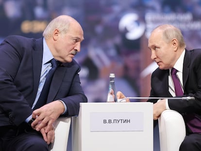 Los presidentes de Bielorrusia, Aleksandr Lukashenko (izquierda), y Rusia, Vladímir Putin, este 25 de mayo en el Foro Económico Euroasiático de Moscú.