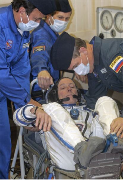 Técnicos espaciales rusos realizan una prueba de presión atmosférica al 'turista espacial' Gregory Olsen poco antes de su lanzamiento al espacio.
