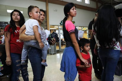 Jacqueline Flores, con camiseta negra y rosa, y su hijo Christopher, en McAllen el viernes tras salir de detención.