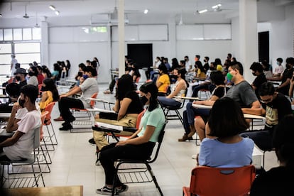 Estudiantes de secundaria se preparan para rendir un examen, en agosto de 2020 en Cancún.