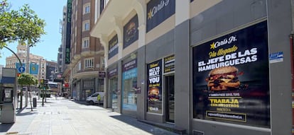 Entrada al local de Carl's Jr. en Madrid.