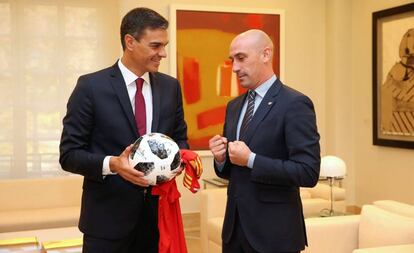 Pedro Sánchez amb el president de la Federació Espanyola de Futbol, Luis Rubiales.