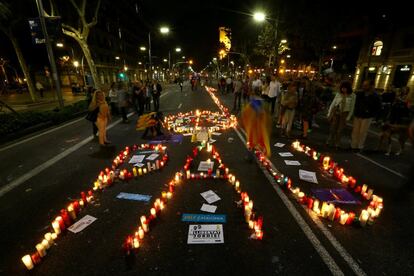 Velas encendidas dibujan la palabra "Pau (Paz)" durante la concentración.