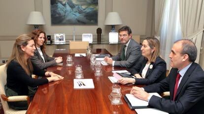 Las delegaciones de la consejería (a la izquierda) y del Ministerio de Fomento, en un momento de la reunión.