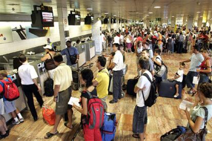 El aeropuerto de El Prat ya está recuperado de la huelga de Iberia, aunque sigue abarrotado, esta vez por la operación salida de agosto.