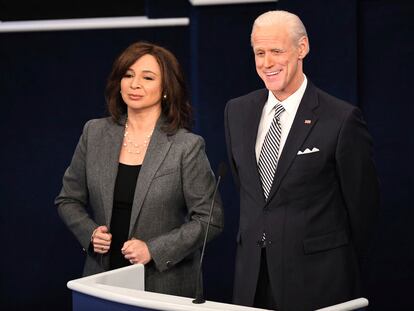 Jim Carrey caracterizado como Joe Biden y Maya Rudolph como Kamala Harris en el programa 'Saturday Night Live' el 3 de octubre.
