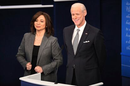 Jim Carrey caracterizado como Joe Biden y Maya Rudolph como Kamala Harris en el programa 'Saturday Night Live' el 3 de octubre.