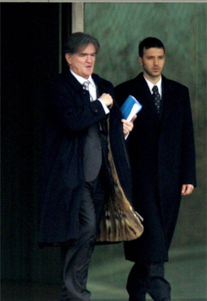 Marko, hijo de Slobodan Milosevic (derecha), sale del Instituto Forense holandés acompañado por uno de sus abogados.