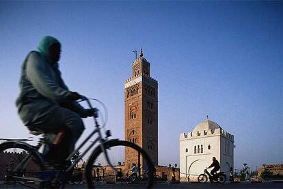 Las bicicletas y los ciclomotores inundan la ciudad de Marraquech. Al fondo, el minarete almohade de Kutubia, de 69 metros de altura, en cuyo modelo se basó la Giralda de Sevilla, también erigida en el siglo XII.