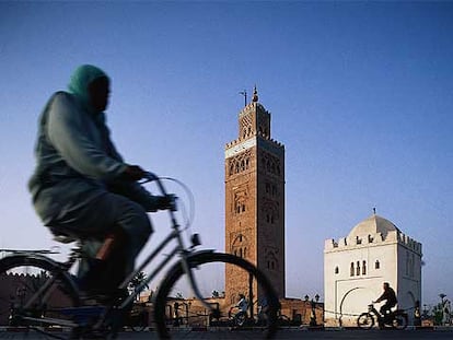 Las bicicletas y los ciclomotores inundan la ciudad de Marraquech. Al fondo, el minarete almohade de Kutubia, de 69 metros de altura, en cuyo modelo se basó la Giralda de Sevilla, también erigida en el siglo XII.