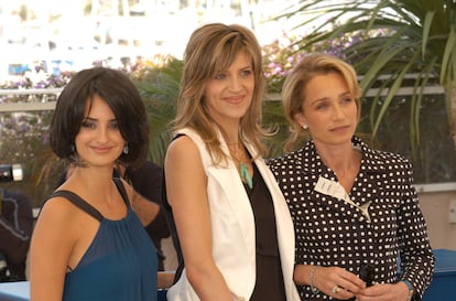 De izquierda a derecha, Penélope Cruz, Martha Fiennes y Kristin Scott Thomas en la presentación de 'Alta sociedad', en 2005.