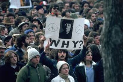 Ocho de diciembre de 1980. John Lennon acaba de ser asesinado por Mark Chapman. Miles de seguidores salen a manifestarse. En la pancarta se preguntan: ¿Por qué?