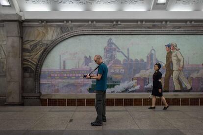 Durante años, Washington ha aconsejado no viajar a Corea del Norte, por riesgos de arresto y la posibilidad de que el dinero del turismo acabe financiando los programas militares. En la imagen, un turista durante una visita al metro de Pyongyang.