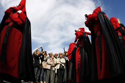Procesión de la Soledad a su paso por la Puerta del Sol de Madrid.