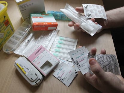 C. R. B. muestra en su casa de Bilbao los fármacos opiáceos que consume, en una imagen tomada en 2019.