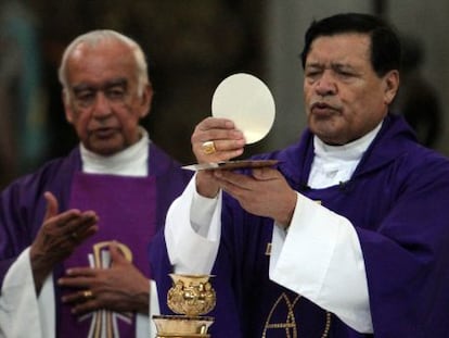El cardenal Norberto Rivera en la catedral de M&eacute;xico DF.