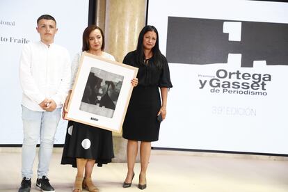 Pepa Bueno entrega el premio a la mejor trayectoria profesional a Daniel, hijo de Roberto Fraile, y Rosaura Romero, mujer de David Beriain.