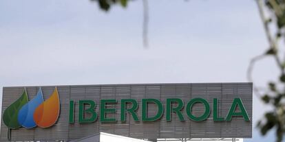 Logotipo de Iberdrola en su sede