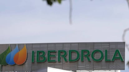 Logotipo de Iberdrola en su sede