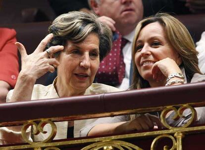 Isabel, hija de Salvador Allende (a la izquierda), y Trinidad Jiménez, en la tribuna del Congreso.