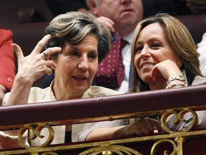Isabel, hija de Salvador Allende (a la izquierda), y Trinidad Jiménez, en la tribuna del Congreso.