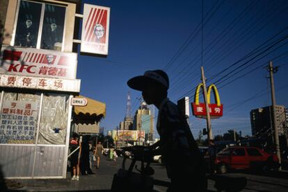 Una remozada calle de Pekín, con establecimientos de McDonald&#39;s y KFC.