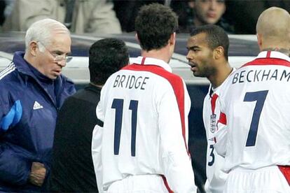 Luis Aragonés y Ashley Cole, encarados en presencia de Bridge y Beckham.