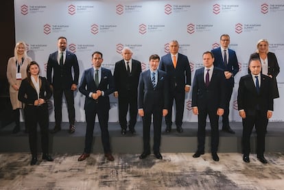 O presidente do Vox, Santiago Abascal (atrás, segundo à esquerda), participa de uma reunião em Varsóvia com os primeiros-ministros da Polônia e Hungria, entre outros dirigentes de ultradireita. 