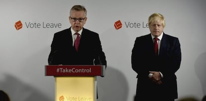 Michael Gove (c), junto al exalcalde de Londres, Boris Johnson (d), en un encuentro con los medios el d&iacute;a despu&eacute;s de la victoria de brexit. 