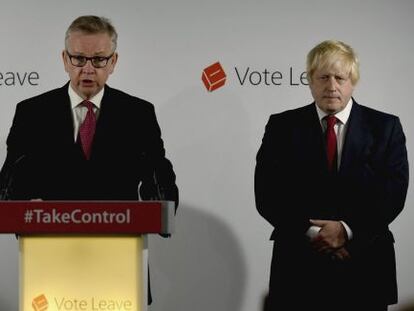 Michael Gove (c), junto al exalcalde de Londres, Boris Johnson (d), en un encuentro con los medios el d&iacute;a despu&eacute;s de la victoria de brexit. 