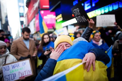 Los manifestantes se abrazan durante una manifestación en apoyo de Ucrania en Times Square, Nueva York (EE UU).