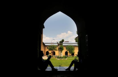 Devotos musulmanes recitan el Corán durante el primer día del Ramadán, dentro de la Gran Mezquita de Cachemira, en Srinagar, la capital estival de la Cachemira india, el 7 de mayo de 2019.