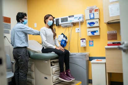 El Dr. Matthew Kusher examina a una paciente en el Centro de Salud Familiar Plaza del Sol, en el barrio de Queens, Nueva York